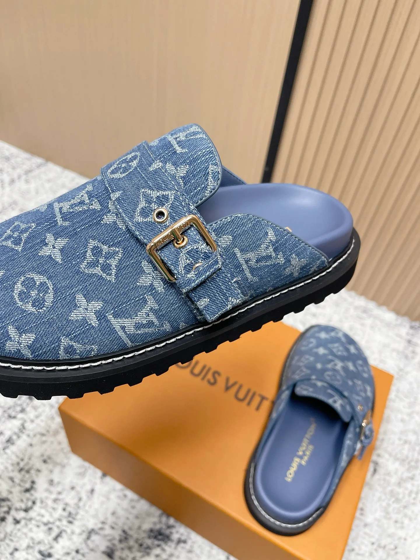 [L Family] P: 460💰 Size: 35-46 (female 40.41, male 45 46 custom-made) Top version Louis vuitton Lv new couple Birkenstock slippers. Cute and cute, not too good on the feet. Simple and high-end slingback design. Ready to wear and go. Good news for lazy people. Imported cowhide leather upper/imported old calico. Original hardware buckle, original molded high-density foam outsole.